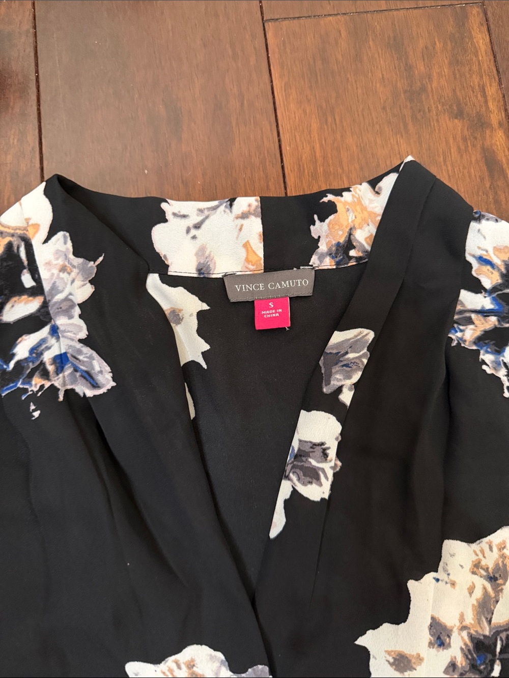 Vince Camuto Black Sleeveless V-Neck Top with Cream & Blue Floral Print - Picture 2 of 4